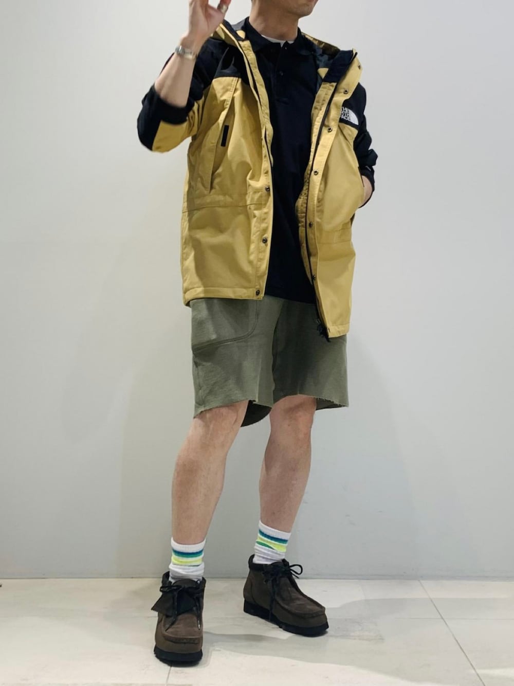 「真夏のアクティブスタイル、休日スタイル、カジュアルコーデ、夏コーデ、マウンテンライトジャケット」｜「THE NORTH FACEの【THE NORTH FACE】NP11834 Mountain Light Jacket（マウンテンパーカー、ベージュ系）」を使った、Yuuki Mizさん（メンズ・165cm）の夏コーディネートの1枚目の写真