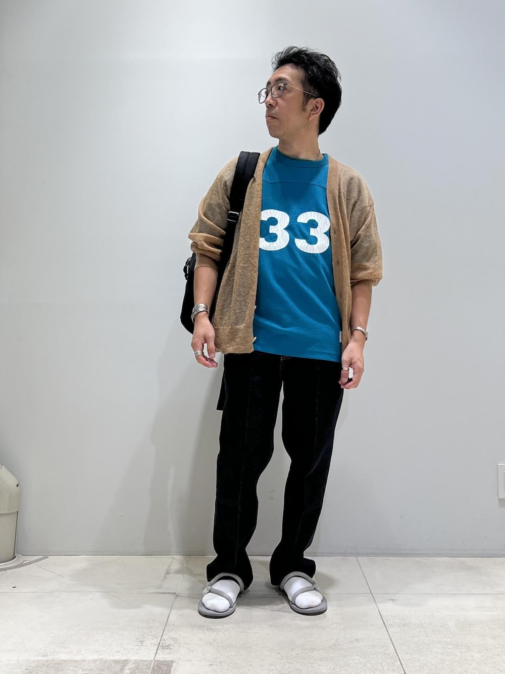 「ADAM ET ROPÉ、HOMME、骨格ストレート、イエベ、秋コーデ、秋ファッション」｜「ADAM ET ROPE'の【コットンUSA】デニム センタークリース スラックス/サステナブル/セットアップ対応（デニムパンツ、ブルー系）」を使った、Yuuki Mizさん（メンズ・165cm）の秋コーディネートの1枚目の写真