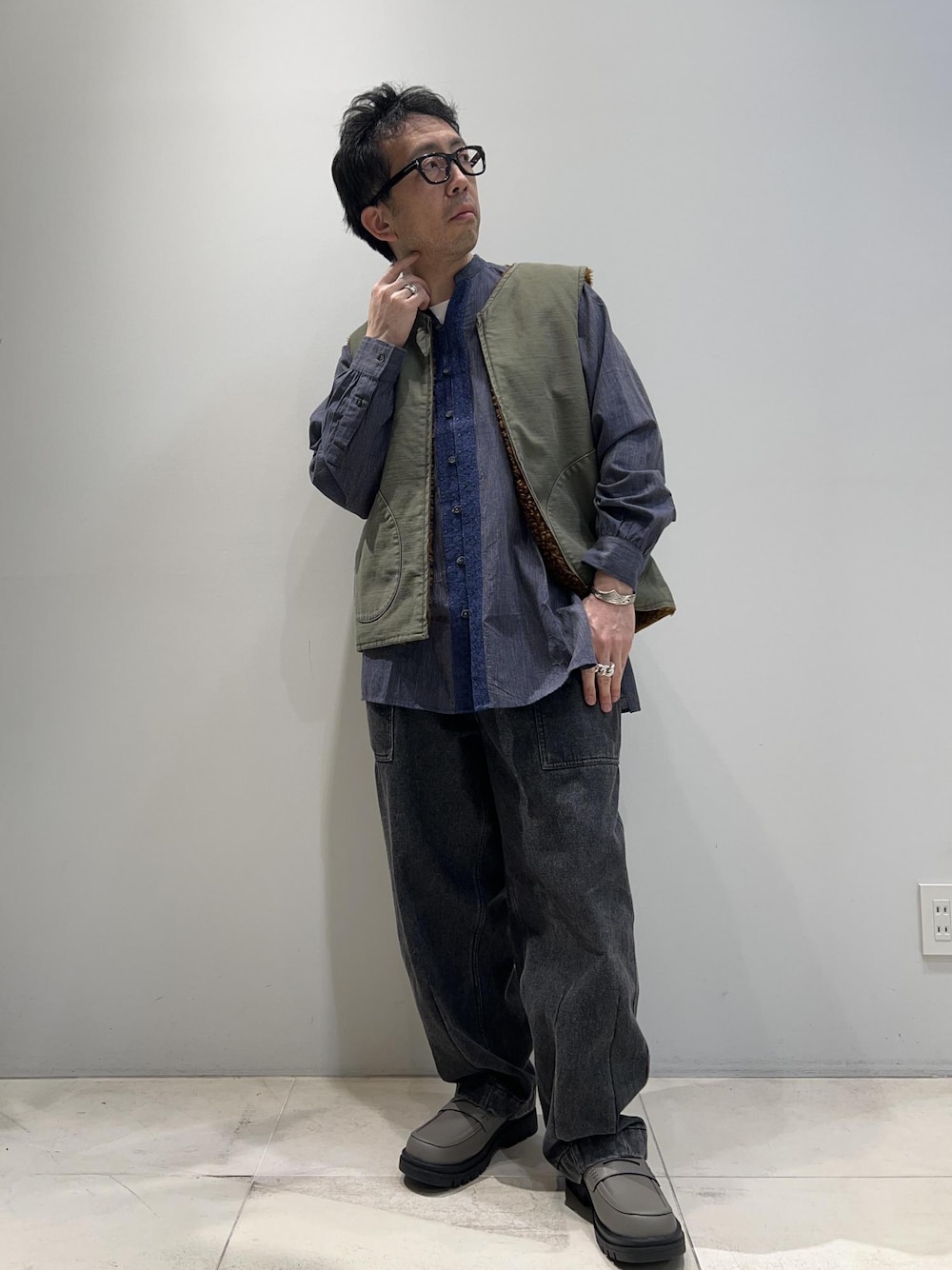 「ADAM ET ROPÉ、HOMME、UNISEX、骨格ストレート、イエベ、カジュアル、春コーデ、秋コーデ、春ファッション、秋ファッション、ビッグシルエット」｜「ADAM ET ROPE'の【CESSE】スクラップレザーボリュームソールローファー/リサイクルレザー/ユニセックス（ローファー、グレー系）」を使った、Yuuki Mizさん（メンズ・165cm）の春コーディネートの1枚目の写真