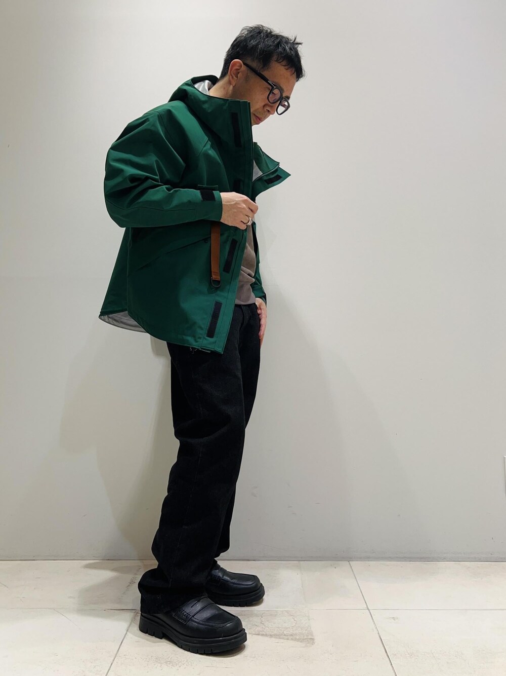 「アウター、ADAM ET ROPÉ、HOMME、UNISEX、骨格ストレート、イエベ、カジュアル、大人カジュアル、春コーデ、冬コーデ、春ファッション、秋ファッション、冬ファッション、23AW秋の新作、機能素材」｜「ADAM ET ROPE'の【コットンUSA】デニム センタークリース スラックス / サステナブル / セットアップ対応（デニムパンツ、ブラック系）」を使った、Yuuki Mizさん（メンズ・165cm）の秋コーディネートの1枚目の写真