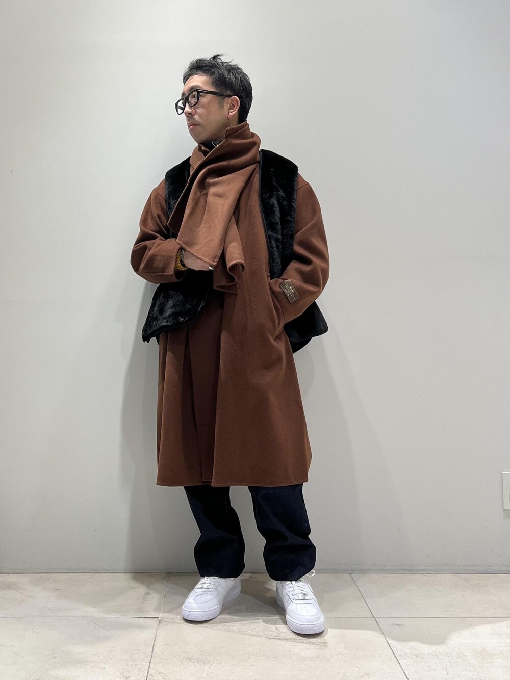 「ADAM ET ROPÉ、HOMME、UNISEX、骨格ストレート、イエベ、秋コーデ、冬コーデ、秋ファッション、冬ファッション、コート、デニムパンツ、メガネ」｜「Levi'sの【Levi's(R) for BIOTOP】568 STAY LOOSE / UNISEX（デニムパンツ、ブルー系）」を使った、Yuuki Mizさん（メンズ・165cm）の冬コーディネートの1枚目の写真