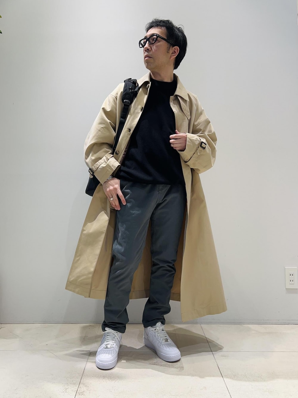 「ADAM ET ROPÉ、HOMME、UNISEX、骨格ストレート、イエベ、きれいめカジュアル、カジュアル、大人カジュアル、春コーデ、春ファッション、オーバーサイズ、ビッグシルエット、ニット、コート」｜「ADAM ET ROPE'の【WEB限定】玉虫色 ボリュームスリーブ バルマカーン ロング ステンカラーコート / ユニセックス（ステンカラーコート、ベージュ系）」を使った、Yuuki Mizさん（メンズ・165cm）の春コーディネートの1枚目の写真