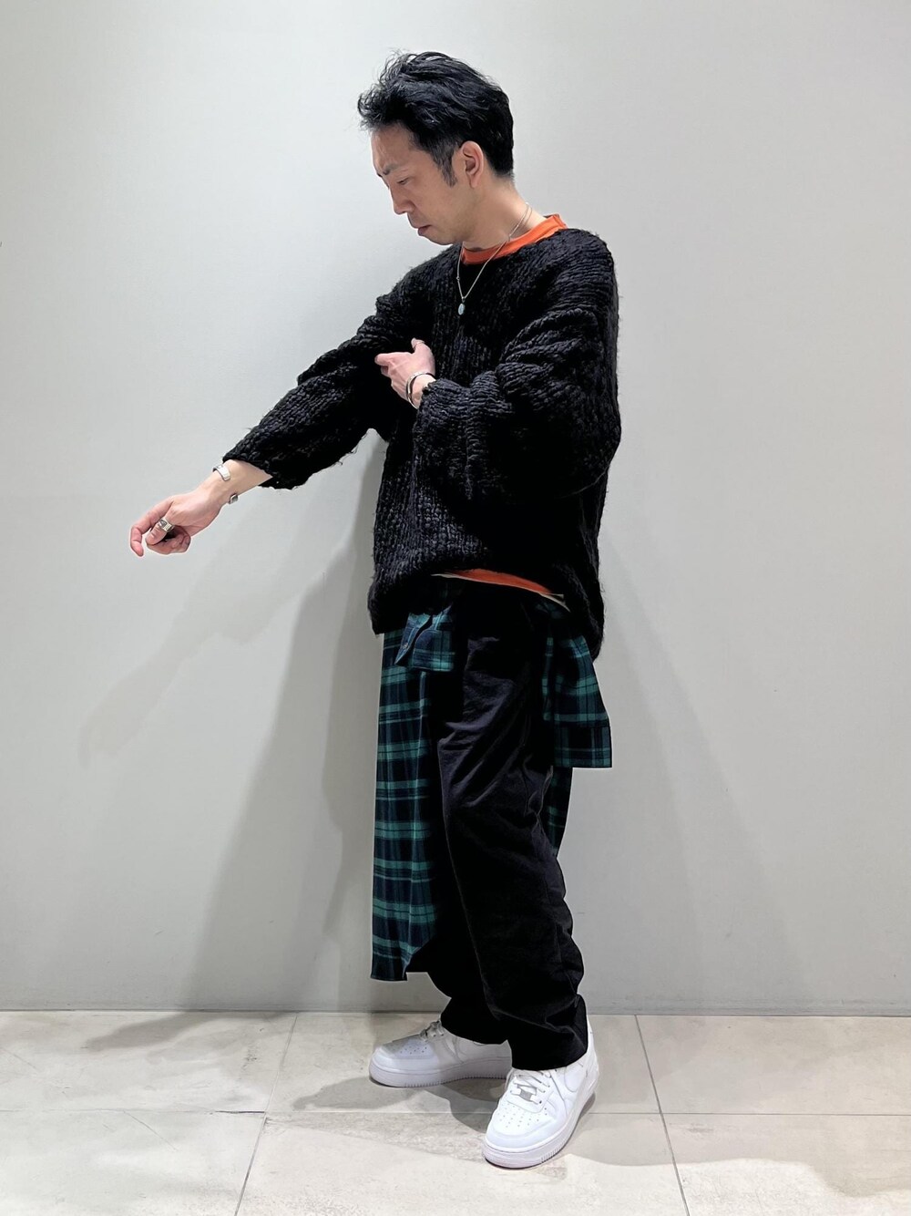 「ADAM ET ROPÉ、HOMME、UNISEX、骨格ストレート、イエベ、カジュアル、大人カジュアル、春コーデ、春ファッション、Tシャツ、シャツ、ニット、チェック」｜「ADAM ET ROPE'のハイゲージ シャンブレー リバーシブル Tシャツ（Tシャツ/カットソー、ベージュ系）」を使った、Yuuki Mizさん（メンズ・165cm）の春コーディネートの1枚目の写真