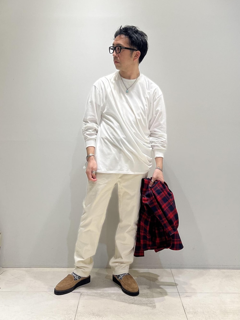 「チェックシャツ、オールホワイト、ADAM ET ROPÉ、HOMME、UNISEX、骨格ストレート、イエベ、きれいめカジュアル、大人カジュアル、春、春コーデ、春ファッション、オーバーサイズ、ビッグシルエット、シャツ」｜「Gramicciの【別注】《WEB限定 GRAMICCI / グラミチ》NN PANTS / GARMENT DYE TIGHT FIT（その他パンツ、ホワイト系）」を使った、Yuuki Mizさん（メンズ・165cm）の春コーディネートの1枚目の写真