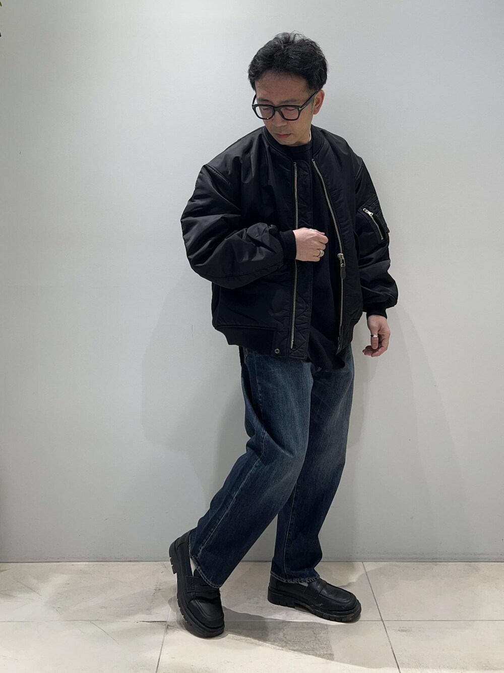 「ADAM ET ROPÉ、HOMME、UNISEX、骨格ストレート、イエベ、カジュアル、大人カジュアル、ミリタリー、春コーデ、秋コーデ、春ファッション、秋ファッション、アウター、ジャケット、ブルゾン」｜「ADAM ET ROPE'の【WILD LIFE TAILOR】オーバーサイズ L-2 フライト ジャケット サスティナブル（ミリタリージャケット、ブラック系）」を使った、Yuuki Mizさん（メンズ・165cm）の春コーディネートの1枚目の写真