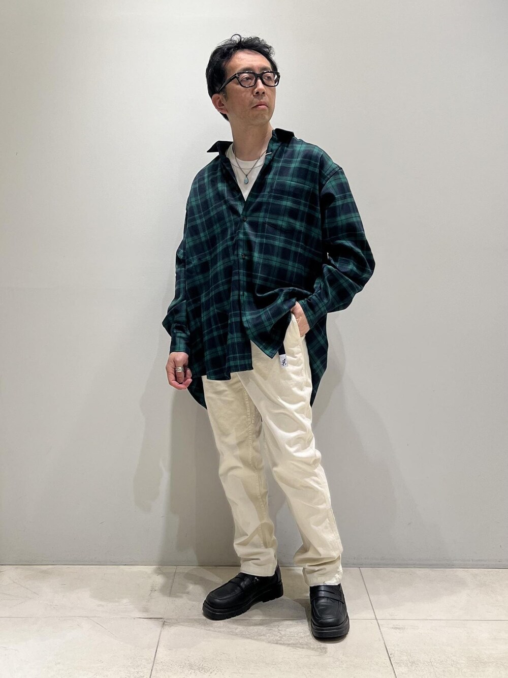 「チェックシャツ、ADAM ET ROPÉ、HOMME、UNISEX、骨格ストレート、イエベ、春コーデ、春ファッション、オーバーサイズ、ビッグシルエット、シャツ」｜「Gramicciの【別注】《WEB限定 GRAMICCI / グラミチ》NN PANTS / GARMENT DYE TIGHT FIT（その他パンツ、ホワイト系）」を使った、Yuuki Mizさん（メンズ・165cm）の春コーディネートの1枚目の写真