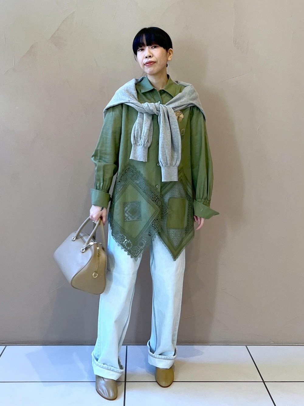 「サロンアダムエロペ、オウレンティ、AULENTTI、トゥアレグ、シルバージュエリー、ショルダー、レザー、初春コーデ、春コーデ、初夏コーデ、夏コーデ、デートコーデ、お出かけコーデ、旅行コーデ、女子会コーデ」｜「AULENTTIの【AULENTTI（オーレンティ）】DOLLAROボストンバッグ（ボストンバッグ、ベージュ系）」を使った、miku.さん（レディース・153cm）の冬コーディネートの1枚目の写真