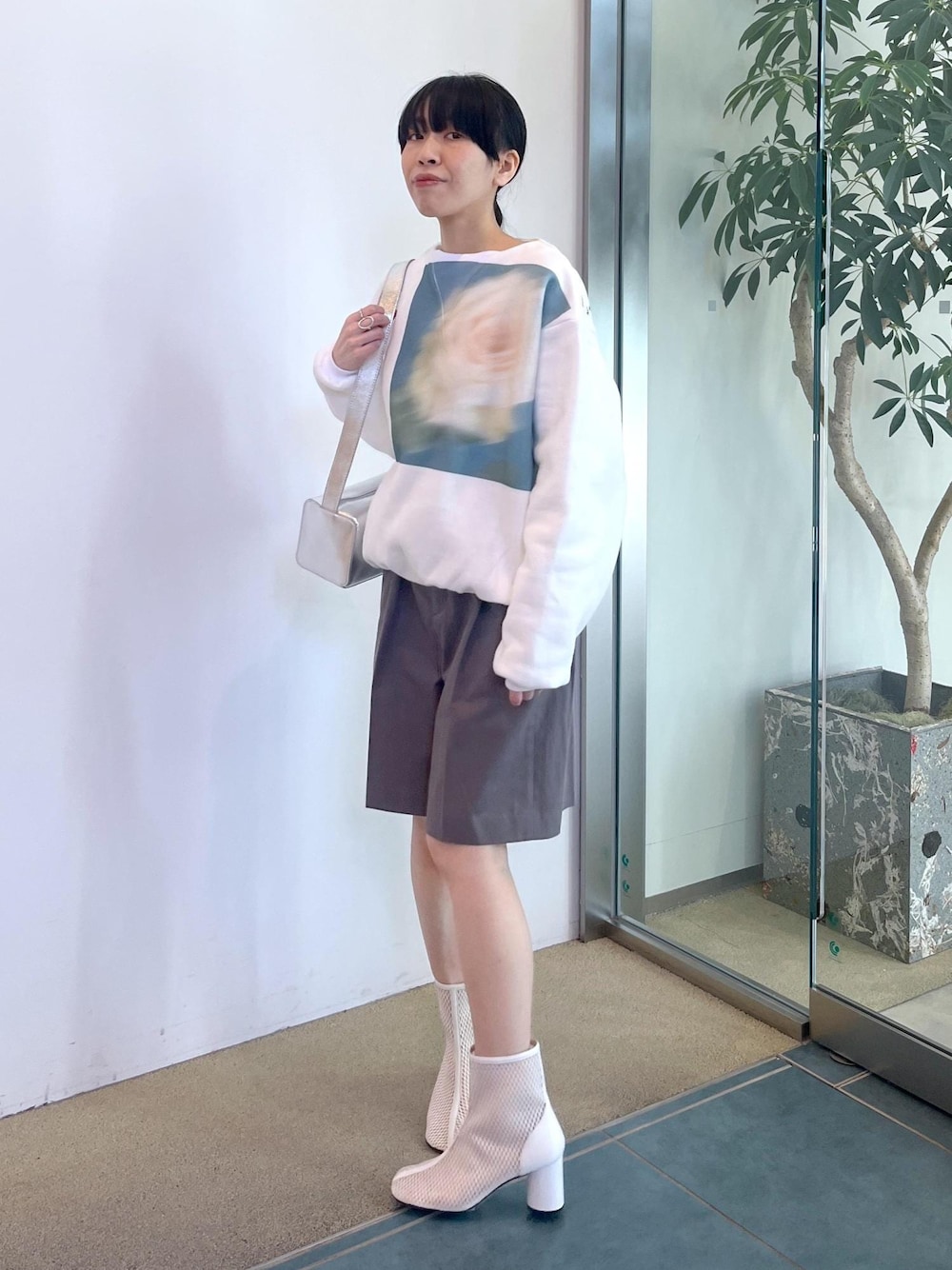「サロンアダムエロペ、初春コーデ、春コーデ、デートコーデ、お出かけコーデ、旅行コーデ、女子会コーデ、大人カジュアル、パンツスタイル、シンプルコーデ、ベーシック、SALON adam et ropé、ナチュラル、イエベ秋、敏感」｜「SALON adam et rope'の【追加】レザーボックスショルダーバッグ（ショルダーバッグ、シルバー系）」を使った、miku.さん（レディース・153cm）の春コーディネートの1枚目の写真