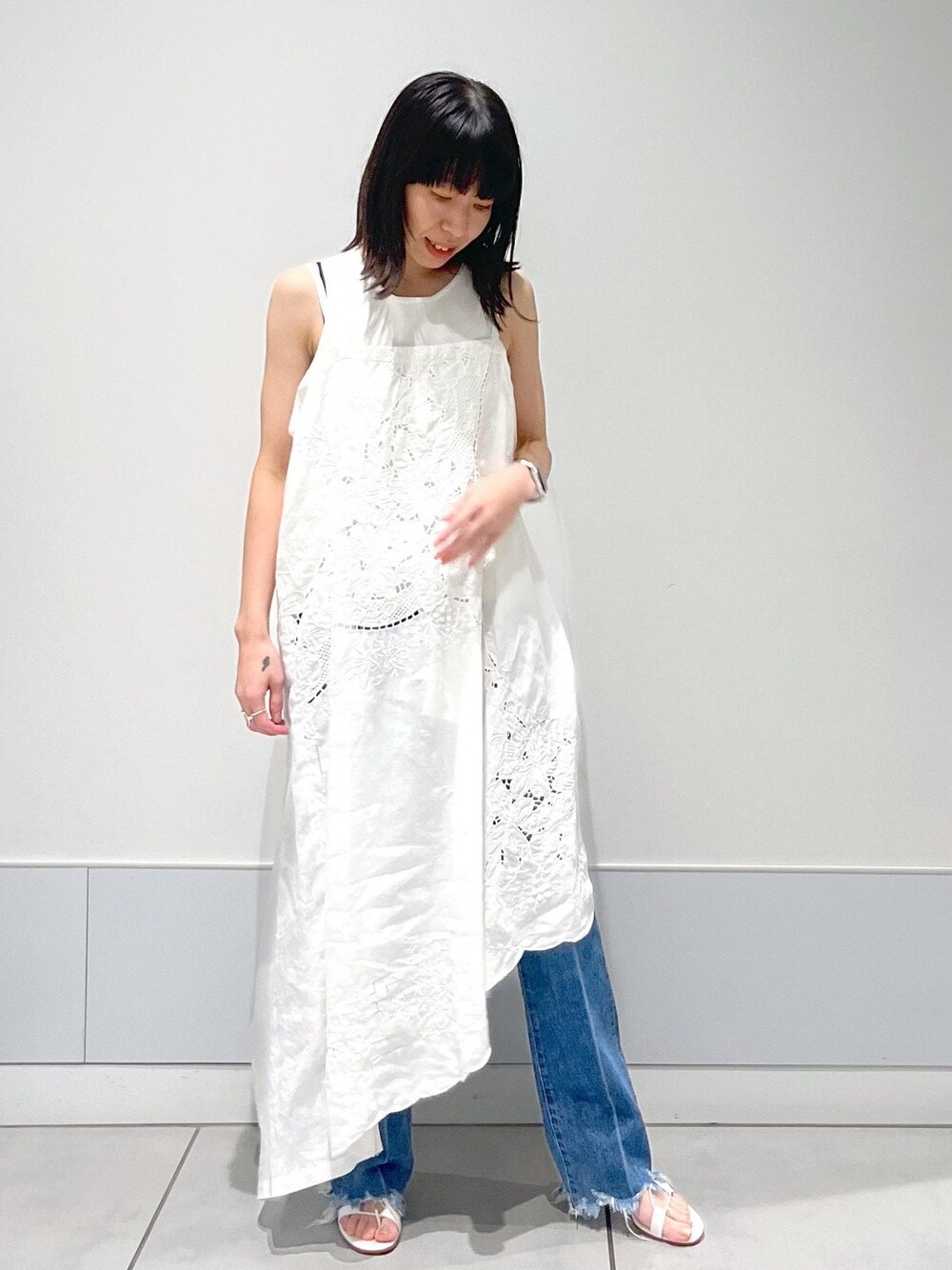 「エリテ、レース、刺繍、popup、Heriter、ホワイト、ワンピース、ノースリーブ、デニム、インディゴブルー、カットオフ、春コーデ、夏コーデ、初秋コーデ、デートコーデ」｜「SALON adam et rope'のドライシアーニットタンクトップ【アンサンブル対応】（タンクトップ、ホワイト系）」を使った、miku.さん（レディース・153cm）の夏コーディネートの1枚目の写真