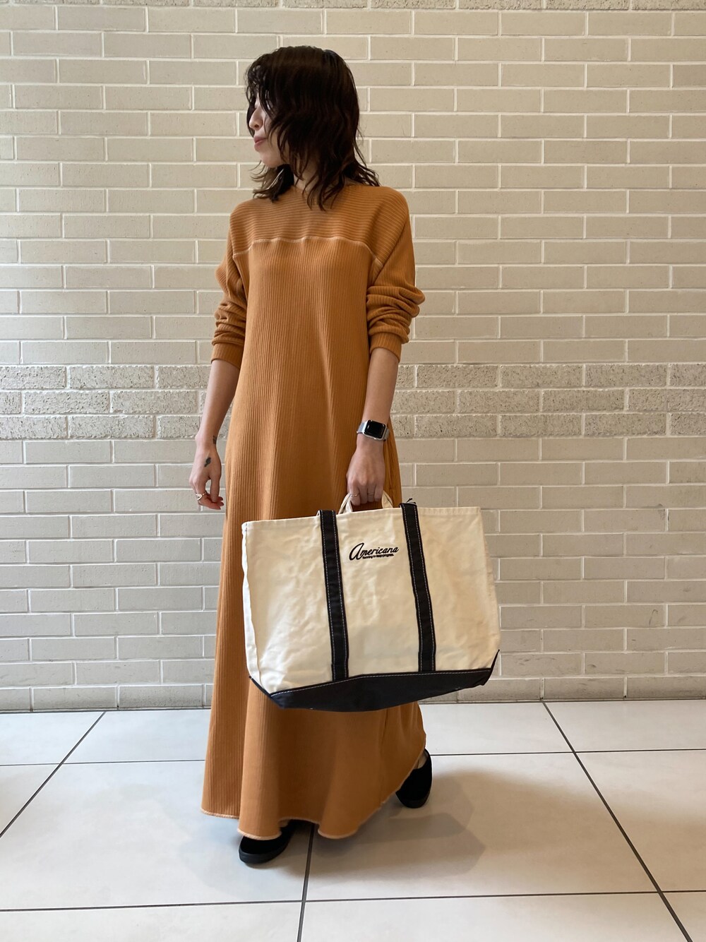「大人カジュアル、秋先取りコーデ、ゆったりコーデ、シンプルコーデ、カジュアルコーデ、ワンピース、Americana、トートバッグ、フラットシューズ、SALON　adam et rope'、低身長、ロングワンピース」｜「SALON adam et rope'の[2021AW新作]2WAYリブフレアワンピース［MEDI Veil］【抗菌・消臭・UVケア】（ワンピース、オレンジ系）」を使った、miku.さん（レディース・153cm）の秋コーディネートの1枚目の写真
