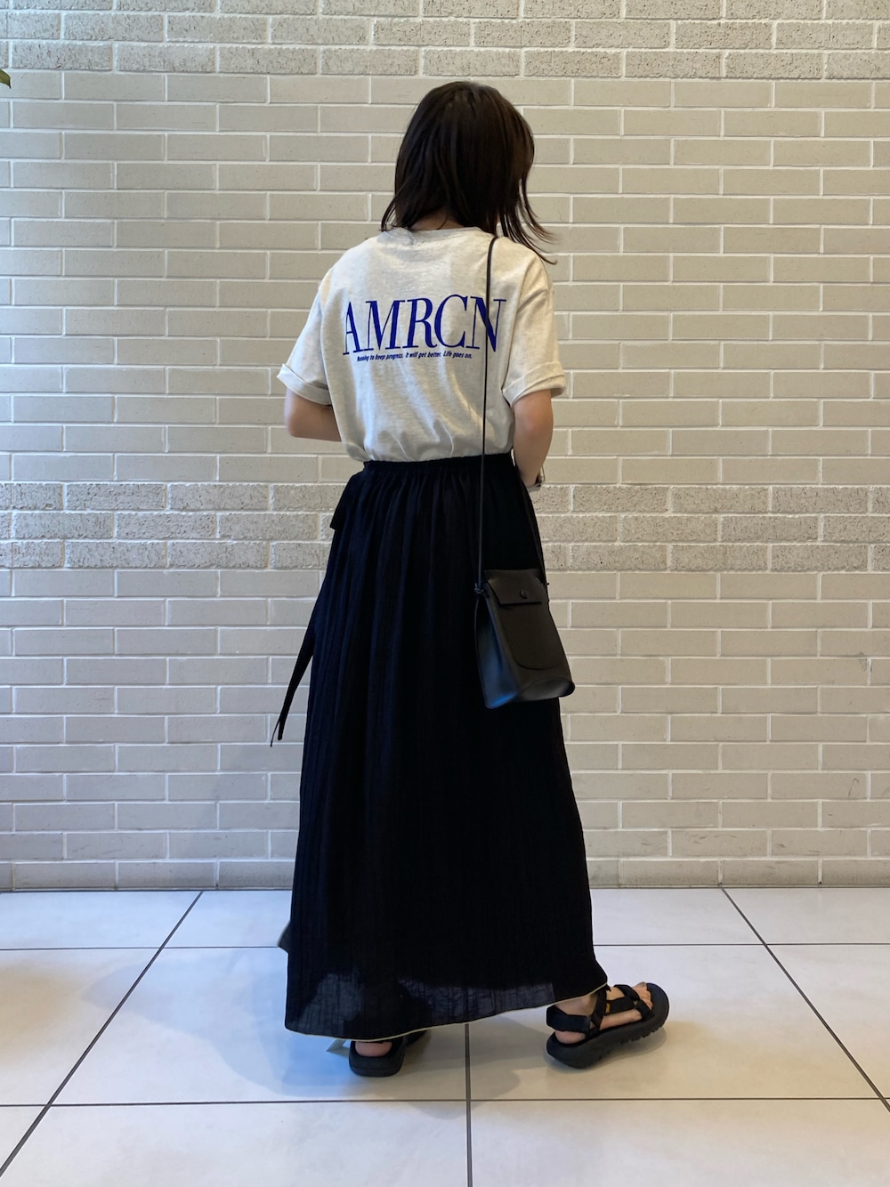「今日のコーデ、シンプルコーデ、低身長、オトナカジュアル、SALON　adam et rope'、ロゴT、スカート、モノトーン、Tシャツ、teva、ミニバッグ」｜「AMERICANAのAMERICANA アメリカーナ ベーシック天竺プリントT（Tシャツ/カットソー、ベージュ系）」を使った、miku.さん（レディース・153cm）の夏コーディネートの1枚目の写真
