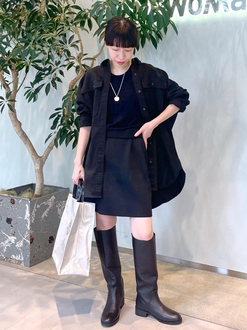「Americana、羽織、サロンアダムエロペ、ブラック、レザー、ロングブーツ、初秋コーデ、秋コーデ、初冬コーデ、デートコーデ、お出かけコーデ、女子会コーデ、モード、大人カジュアル、スカートスタイル」｜「SALON adam et rope'の【Smile Cotton】カップ付きアメリカンスリーブタンクトップ（タンクトップ、ブラック系）」を使った、miku.さん（レディース・153cm）の秋コーディネートの1枚目の写真