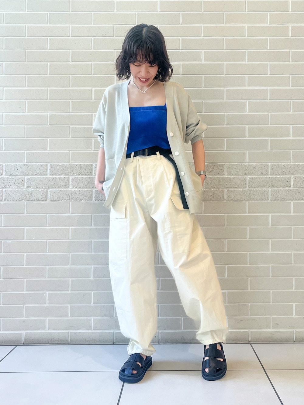「春服デビュー宣言、春、大人カジュアル、おでかけコーデ、低身長、カーゴパンツ、グルカサンダル、SALON　adam et rope'、カーディガン、羽織り、ビスチェ」｜「SALON adam et rope'の【極上の肌ざわり】パッド付きチューブトップ-CreamyCotton /クリーミーコットン-（チューブトップ、ブルー系）」を使った、miku.さん（レディース・153cm）の春コーディネートの1枚目の写真