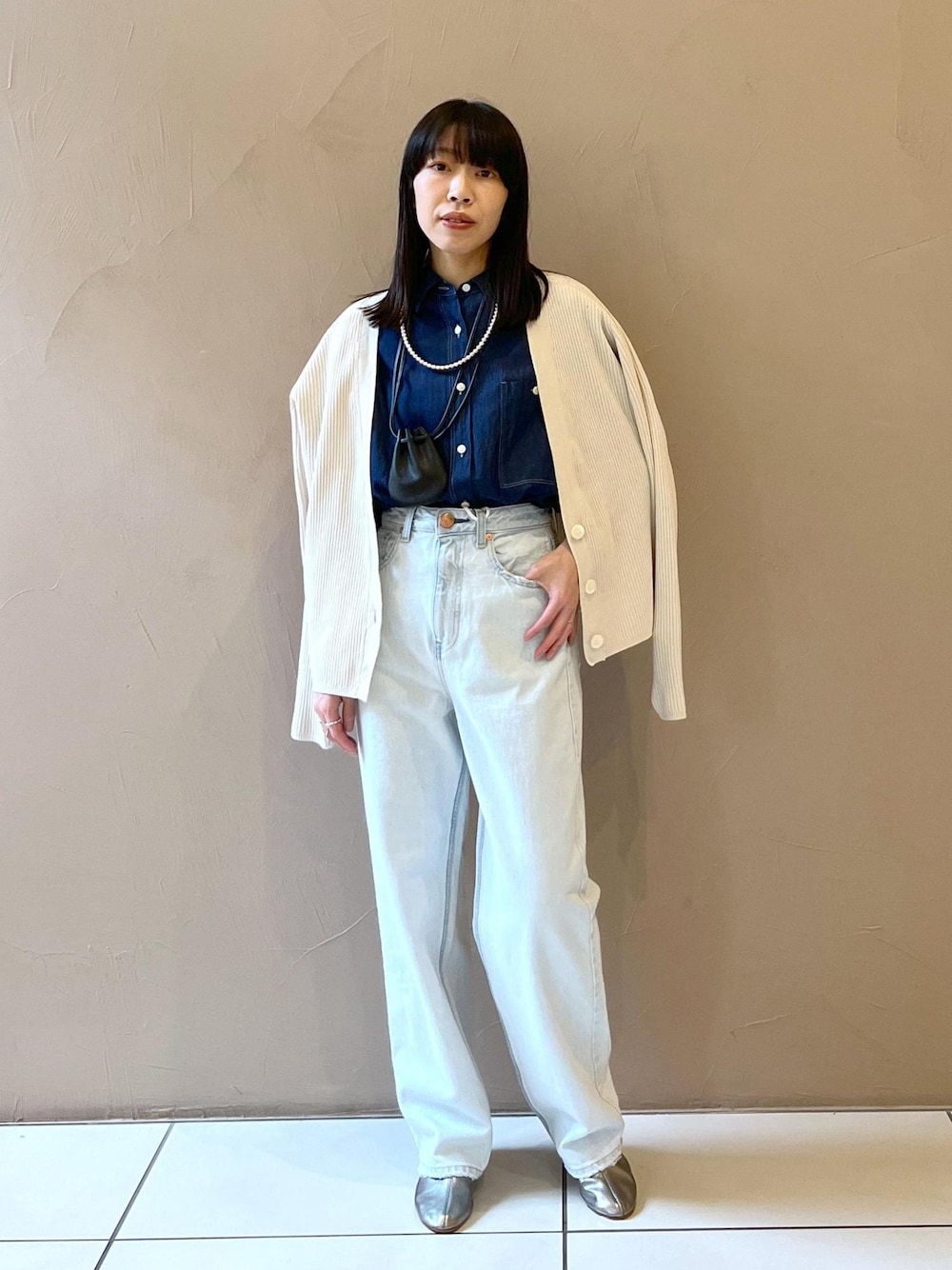 「サロンアダムエロペ、初春コーデ、春コーデ、初夏コーデ、デートコーデ、お出かけコーデ、旅行コーデ、女子会コーデ、大人カジュアル、パンツスタイル、メンズライク、シンプルコーデ、ベーシック、別注アイテム、SALON adam et ropé」｜「heyepの【heyep（ヘイップ）】Leather Mini Sacoche/レザーミニサコッシュ（その他小物、ブラック系）」を使った、miku.さん（レディース・153cm）の冬コーディネートの1枚目の写真