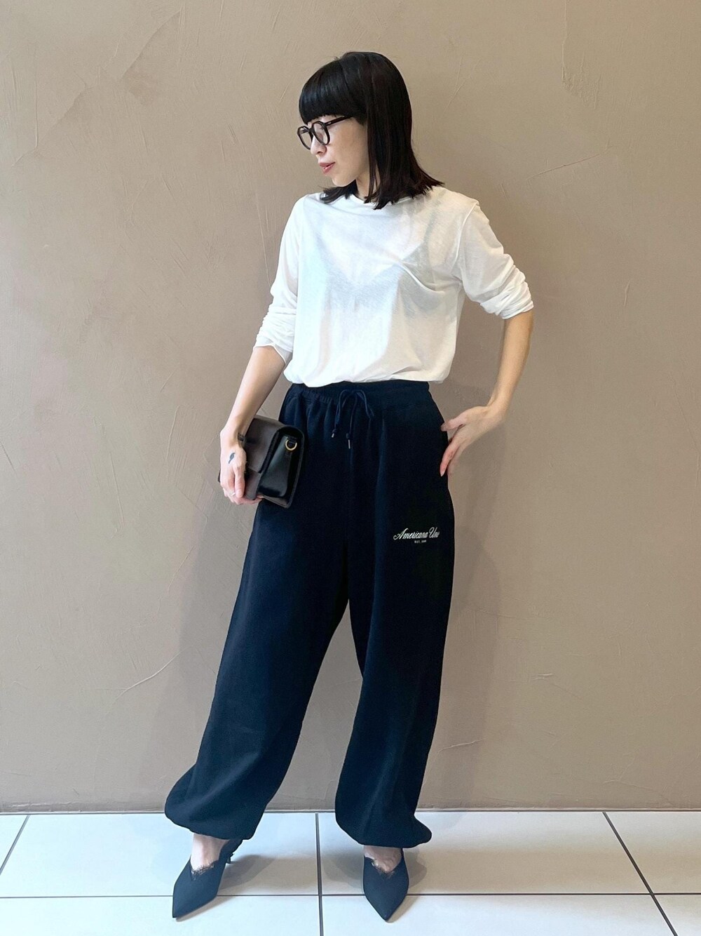 「サロンアダムエロペ、ミニバッグ、Americana、スウェット、シアー、ブラック、クラッチバッグ、カットソー、クルーネック、ウエストゴム、パンプス、ポインテッドトゥ、ヒール、ミュール、初秋コーデ」｜「SALON adam et rope'の【GGG for SALON】別注シアーロングスリーブTシャツ（Tシャツ/カットソー、ホワイト系）」を使った、miku.さん（レディース・153cm）の秋コーディネートの1枚目の写真