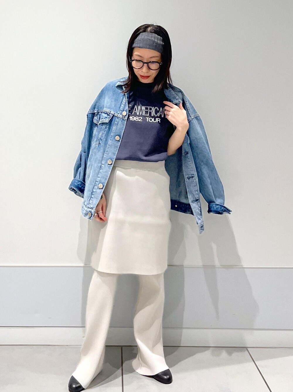 「Gジャン、Americana、REDCARD、Americana for SALON、ニットパンツ、デニム、ニット、初秋コーデ、秋コーデ、初冬コーデ、旅行コーデ、ヴィンテージ、大人カジュアル、レイヤード、スカートスタイル」｜「AMERICANAの【Americana for SALON】別注ロゴプリントTシャツ（Tシャツ/カットソー、ブラック系）」を使った、miku.さん（レディース・153cm）の秋コーディネートの1枚目の写真