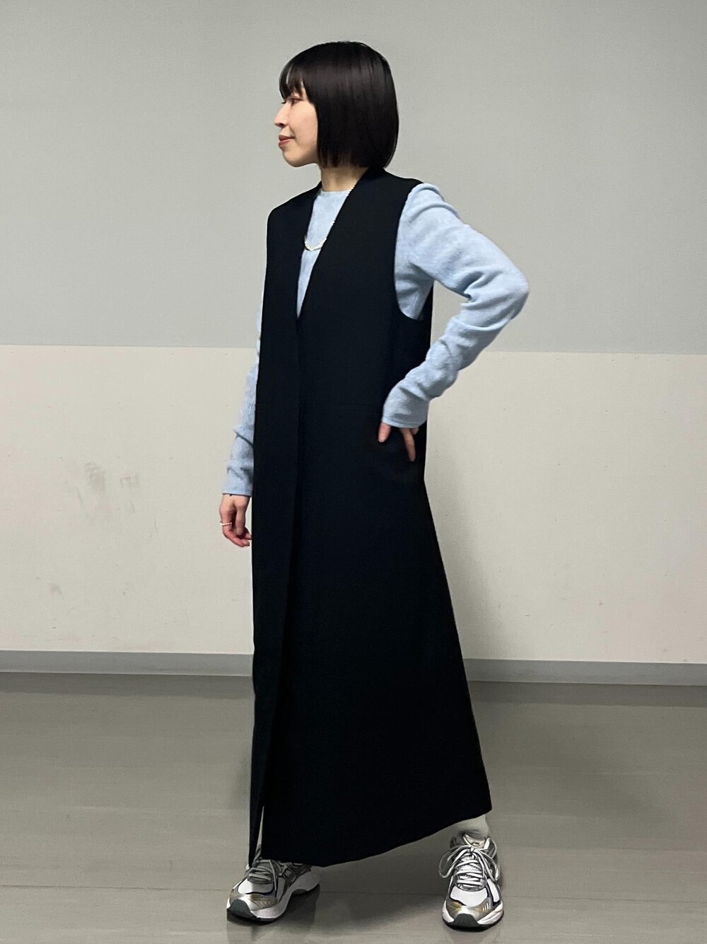 「ジレ、ワンピース、スニーカー、羽織、シアー、サロンアダムエロペ、SALON adam et ropé、低身長、骨格ナチュラル、イエベ、きれいめカジュアル、大人カジュアル、レイヤード、仕事着、通勤」｜「SALON adam et rope'の2WAYジレジャンパースカート（ジャンパースカート、ブラック系）」を使った、miku.さん（レディース・153cm）の冬コーディネートの1枚目の写真