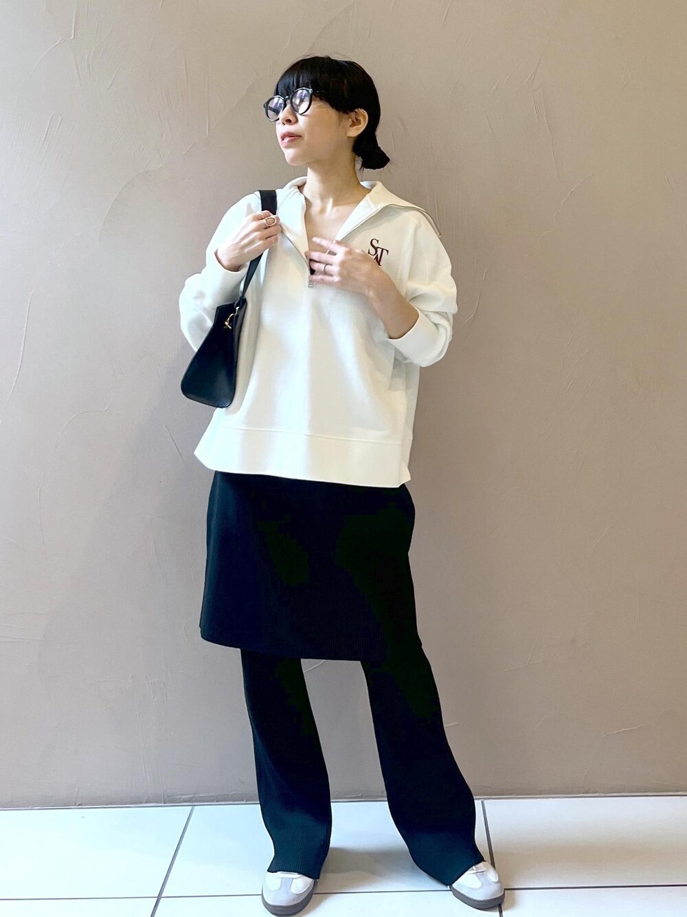 「サロンアダムエロペ、初秋コーデ、秋コーデ、初冬コーデ、デートコーデ、お出かけコーデ、旅行コーデ、女子会コーデ、モード、ストリート、大人カジュアル、レイヤード、スカートスタイル、パンツスタイル、体型カバー」｜「SALON adam et rope'の【2WAY】レザースクエアチェーンクラッチショルダーバッグ（ショルダーバッグ、ブラック系）」を使った、miku.さん（レディース・153cm）の夏コーディネートの1枚目の写真