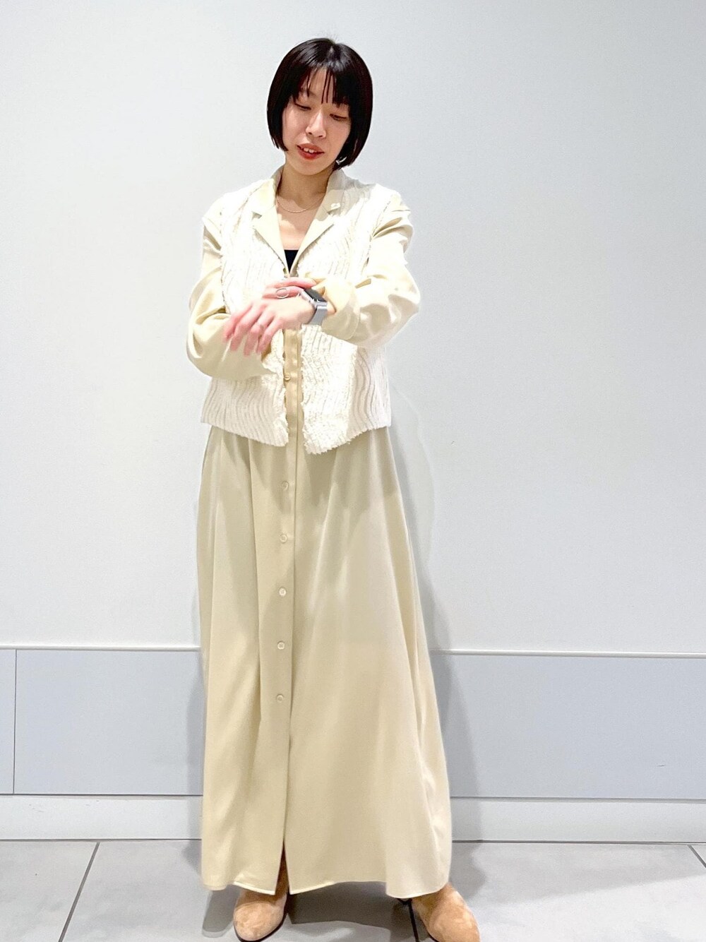 「リラックス、お出かけ、旅行、シャツワンピ、羽織、シルク、ワントーン、大人カジュアル、ブーツ、オールドマンズテイラー、ベスト、23AW秋の新作、低身長、休日コーデ、骨格ナチュラル」｜「SALON adam et rope'のシルクシャツワンピース【セットアップ対応】【洗える】（シャツワンピース、ベージュ系）」を使った、miku.さん（レディース・153cm）の秋コーディネートの1枚目の写真