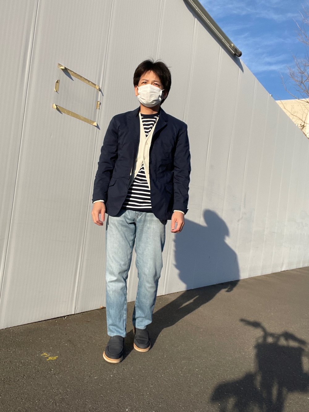 「休日スタイル、大人カジュアル、シンプルコーデ、春コーデ、デニムコーデ、レイヤードスタイル、春アウター、カーディガン、ボーダー、UNIQLO、デニム、デニムパンツ、ネイビー、ホワイト、ローファー」｜「UNIQLOのスリムフィットジーンズ（デニムパンツ、ブルー系）」を使った、ノーリンさん（メンズ・165cm）の冬コーディネートの1枚目の写真