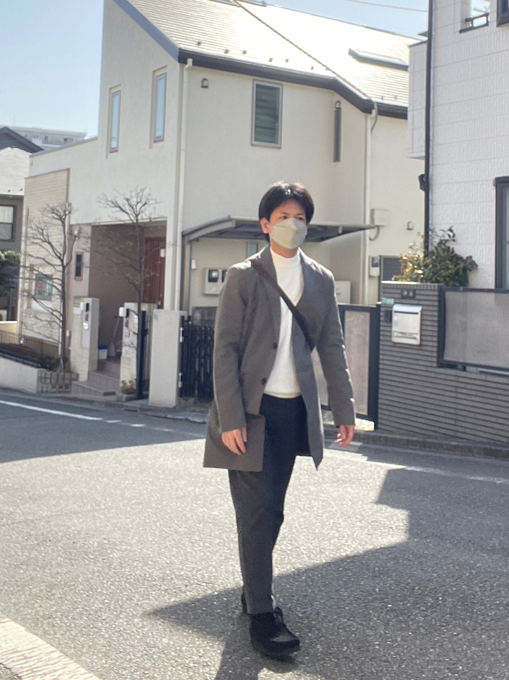 「休日スタイル、大人カジュアル、シンプルコーデ、春コーデ、カジュアルコーデ、チェスターコート、モックネック、スラックス、ショルダーバッグ、グレー、ホワイト、ブラック、春アウター」｜「NANO universeの:TRストレッチチェスターコート（チェスターコート、グレー系）」を使った、ノーリンさん（メンズ・165cm）の春コーディネートの1枚目の写真