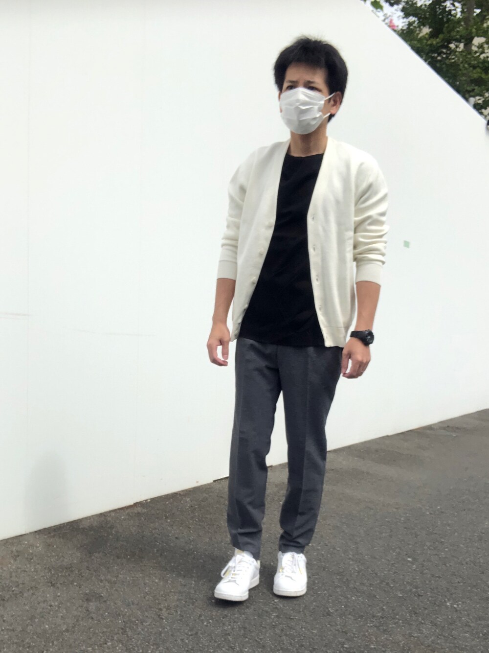 「休日スタイル、大人カジュアル、シンプルコーデ、秋コーデ、カーディガン、黒、スラックス、グレー、白スニーカー、スニーカー、GU」｜「GUのGU ウォッシャブルテーパードトラウザー　¥2490 2021SS（スラックス、グレー系）」を使った、ノーリンさん（メンズ・165cm）の秋コーディネートの1枚目の写真