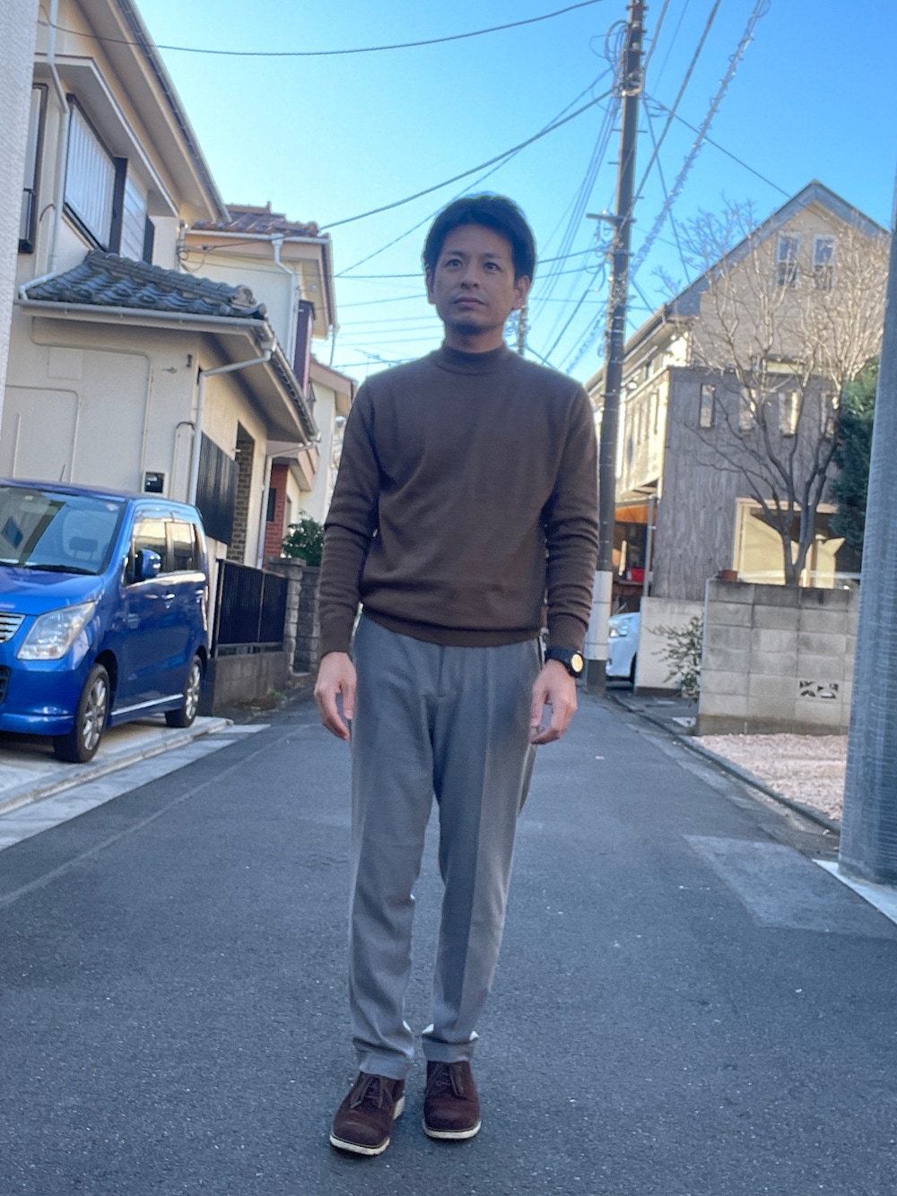 「休日スタイル、シンプルコーデ、大人カジュアル、新年一発目、冬、ブラウンコーデ、ブラウン、ニット、グレー、スラックス」｜「EDIFICEのTR イージースラックス テーパードパンツ（その他パンツ、グレー系）」を使った、ノーリンさん（メンズ・165cm）の冬コーディネートの1枚目の写真