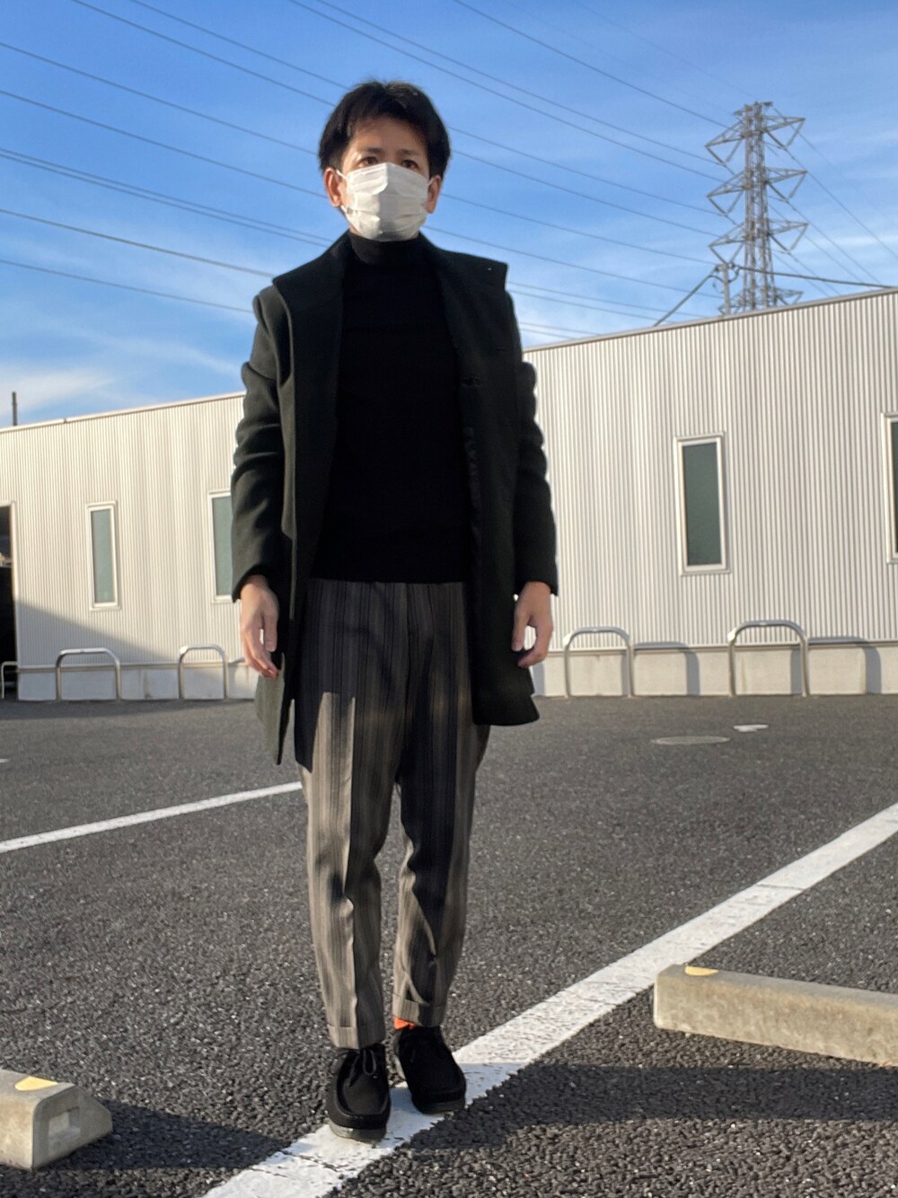 「休日スタイル、大人カジュアル、きれいめカジュアル、シンプルコーデ、秋冬コーデ、冬のコーデ、グリーン、コート、ブラック、タートルネック、UNIQLO、ユニクロ、ストライプ、スラックス、クラークス」｜「JOURNAL STANDARD relumeのLANA WOOL スタンドカラーコート#（ステンカラーコート、グリーン系）」を使った、ノーリンさん（メンズ・165cm）の冬コーディネートの1枚目の写真