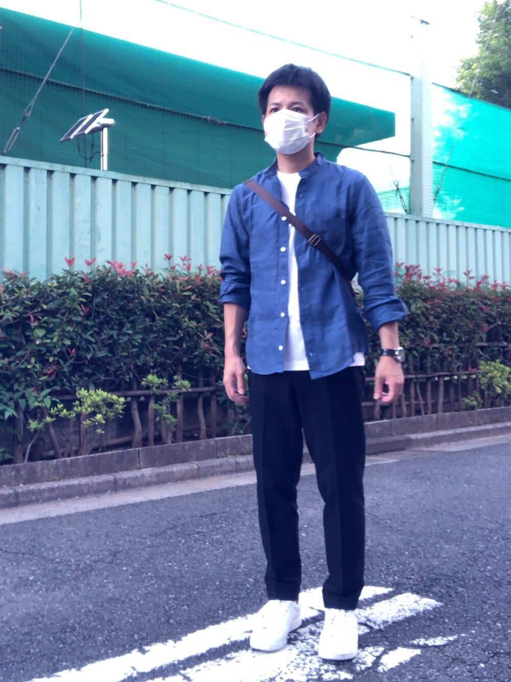 「休日スタイル、大人カジュアル、シンプルコーデ、秋のコーデ、シャツスタイル、白Tシャツ、バンドカラーシャツ、スラックス、白スニーカー、スタンスミス、ブルー、ブラック」｜「EDIFICEの《吸水速乾》COOLMAX サッカー アンクル パンツ（その他パンツ、ブラック系）」を使った、ノーリンさん（メンズ・165cm）の秋コーディネートの1枚目の写真