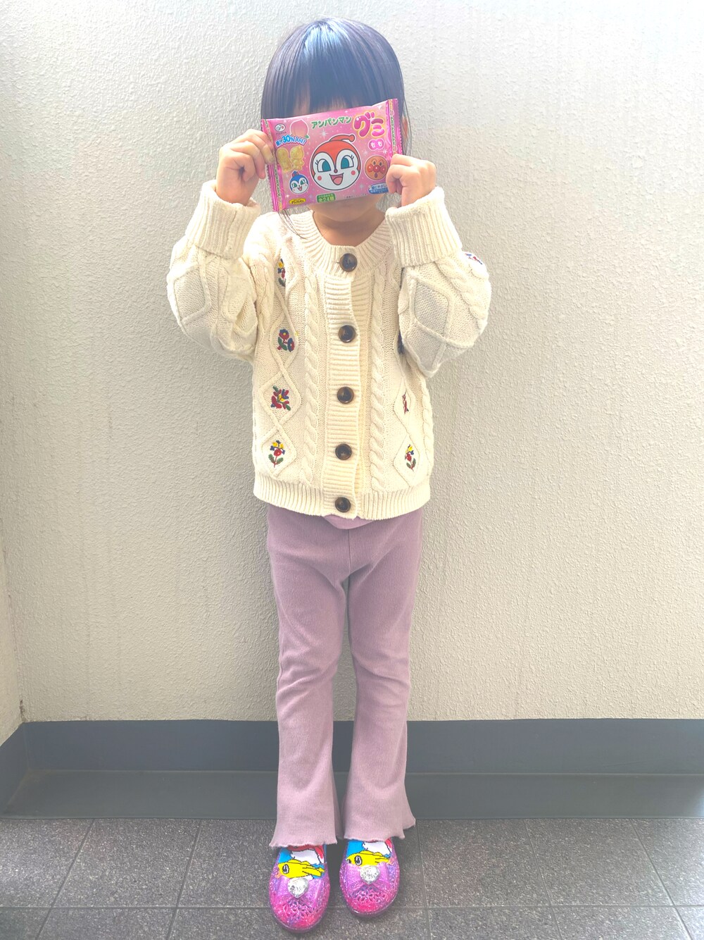 「LOWRYS FARM、春コーデ、春休み、キッズコーデ、キッズファッション、パンツスタイル、シンプルコーデ」｜「LOWRYS FARMのフラワーシシュウニットカーディガン　218922（ニット/セーター、ホワイト系）」を使った、maruさん（レディース・100cm）の春コーディネートの1枚目の写真