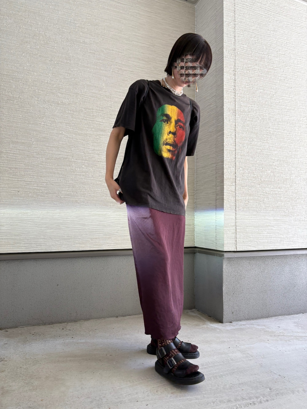 「古着Tシャツ、Tシャツコーデ、最近のいい感じコーデ、古着MIX、春ファッション、古着、ソックス×サンダル、レースソックス、ソックスコーデ、サンダルに靴下、いいね、save、フォローお願いします🤑、GWお出かけコーデ、大人カジュアルコーデ、ドクターマーチンサンダル、ドクターマーチン」｜「6の＜6(ROKU)＞SATIN SKIRT/スカート（スカート、レッド系）」を使った、おきゅさん（レディース・167cm）の春コーディネートの1枚目の写真