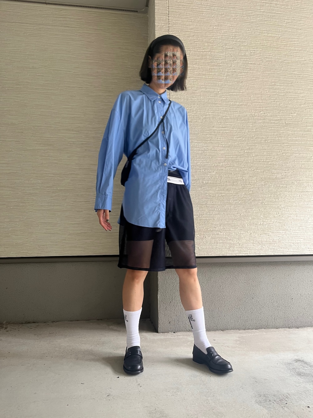 「シャツスタイル、水色シャツ、ハーフパンツコーデ、ハーフパンツ、ハーフパンツ×レギンス、ハーフパンツ×ローファー、レギンス、初秋コーデ、ローファー×靴下、秋コーデ、秋のマイ旬スタイル、秋服準備はじめました、秋服、初秋、トレンドコーデ」｜「Maison Margielaのアイテム（ローファー、ブラック系）」を使った、おきゅさん（レディース・167cm）の秋コーディネートの1枚目の写真