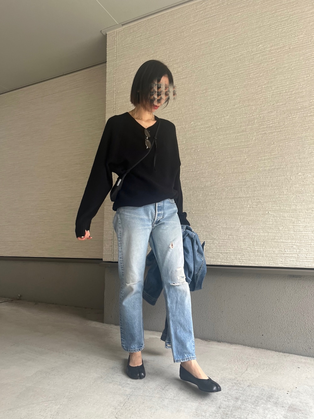 「カジュアルコーデ、シンプルコーデ、シンプル、シャツスタイル、デニムコーデ、デニム×ニット、お洒落さんとつながりたい、古着女子、リーバイス、リーバイスレッド、古着デニム、デニムパンツ、ゆるコーデ、着回しコーデ、ニットコーデ」｜「UNIQLOのアイテム（ニット/セーター、ブラック系）」を使った、おきゅさん（レディース・167cm）の冬コーディネートの1枚目の写真