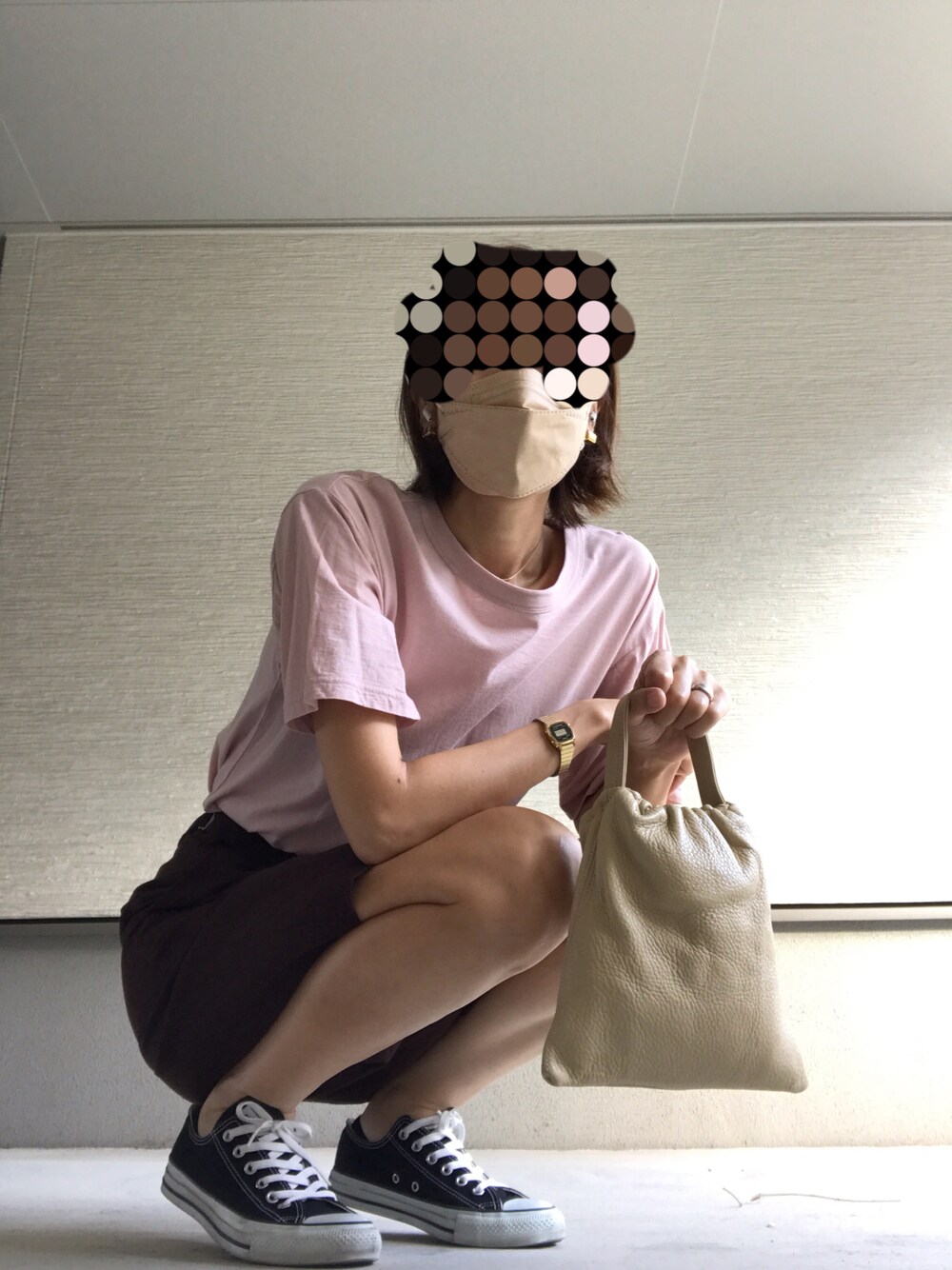 「オトナカジュアル、イウエンマトフ、TODAYFUL、バミューダパンツ、ハーフパンツ、コンバース、コンバース オールスター、Tシャツ、カジュアル、高身長女子、高身長コーデ、くすみピンク、バーガンディー、好きな服着てるだけ、スニーカーコーデ」｜「TODAYFULのレザースクエアバッグ（ハンドバッグ、ホワイト系）」を使った、おきゅさん（レディース・167cm）の秋コーディネートの1枚目の写真