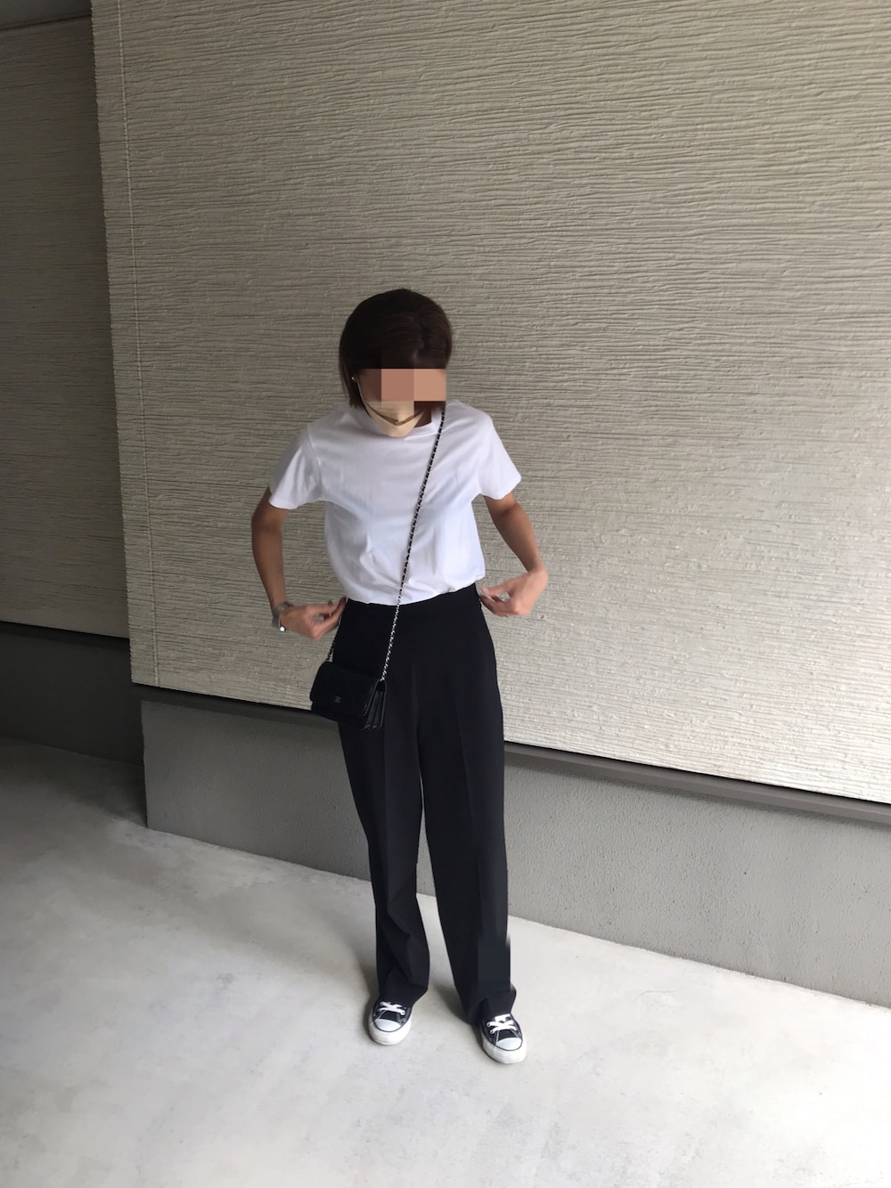 「休日コーデ、パンツスタイル、高身長女子、モノトーンコーデ、モノトーン、コンバース、コンバース オールスター、黒スラックス、スラックス、ROKU、ヘインズ、白Tシャツ、秋のコーデ、おしゃれさんと繋がりたい、フォローお願いします」｜「6のアイテム（スラックス、ブラック系）」を使った、おきゅさん（レディース・167cm）の秋コーディネートの1枚目の写真