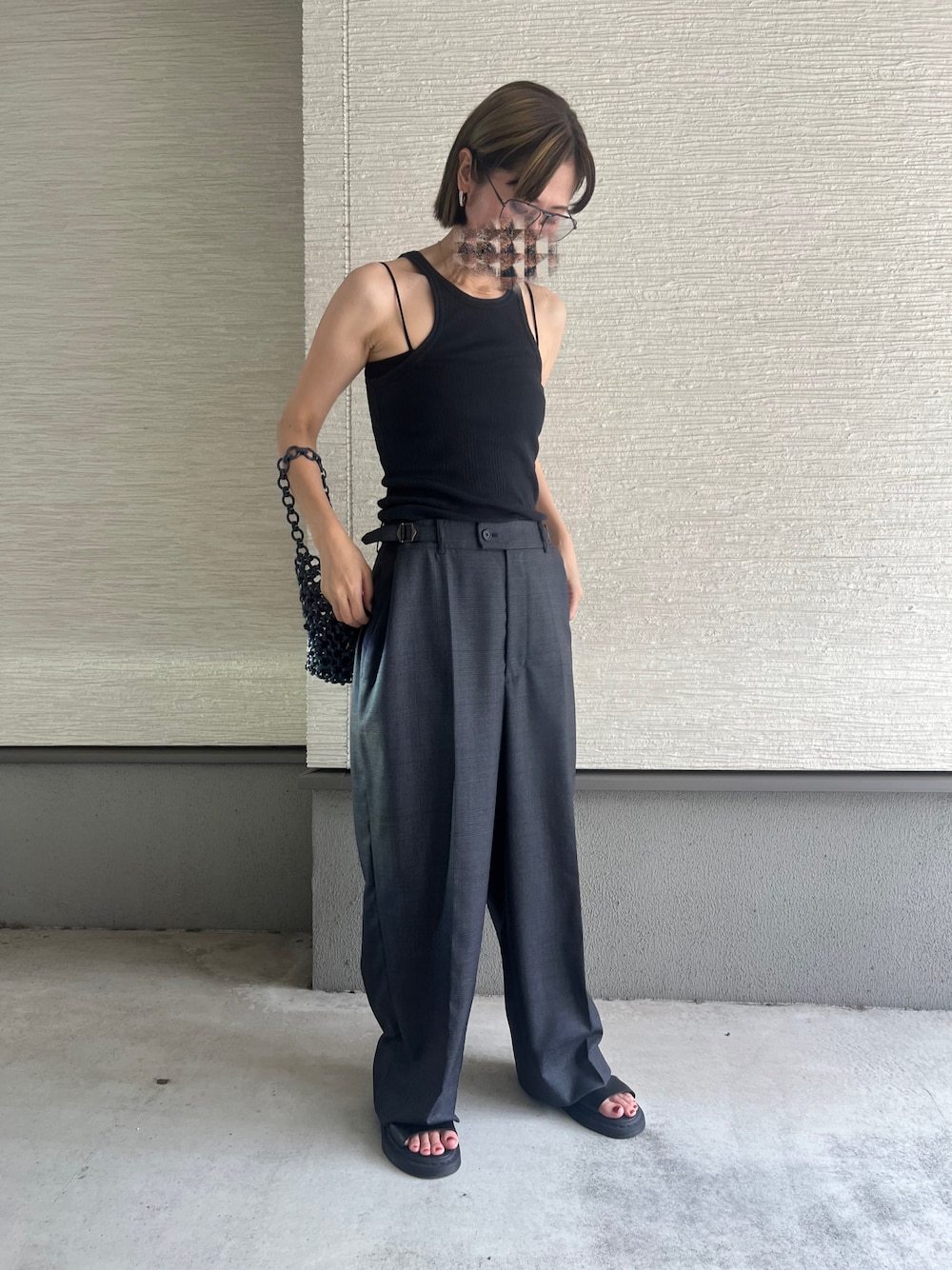 「夏コーデ、きれいめカジュアル、スラックス、スラックスパンツ、チェックパンツ、今日のコーデ、ビッグシルエット、ビックシルエット、タンクトップ、タンクトップコーデ、ドクターマーチンサンダル、ラクチンコーデ、さらっと晴れやかスナップ、大人女子、オーバーサイズ」｜「Dr. MartensのDr.Martens /ドクターマーチン GRYPHON STRAP SANDAL/グリフォン レザーストラップサンダル (UNISEX size)（サンダル、ブラック系）」を使った、おきゅさん（レディース・167cm）の夏コーディネートの1枚目の写真