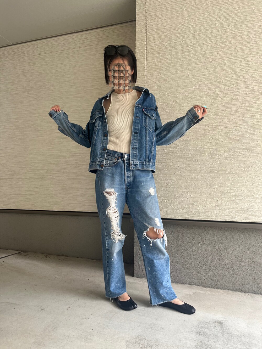 「リーバイス古着、リーバイス、Gジャン、アメスリ、アメスリタンク、ニットタンク、足袋バレエ、春ファッション、大人カジュアル、デニムコーデ、デニムスタイル、サングラススタイル、デニムオンデニム」｜「Levi'sのアイテム（デニムパンツ、ブルー系）」を使った、おきゅさん（レディース・167cm）の春コーディネートの1枚目の写真