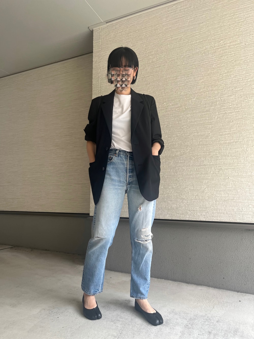 「古着デニム、春のNewスタイル、黒ジャケット、リーバイス、古着MIX、タビバレエ、メゾンマルジェラ、サングラススタイル、サングラスコーデ、オトナカジュアル、ジャケット×デニム、白Tシャツ、お洒落さんとつながりたい、BALENCIAGA、デニム」｜「Maison MargielaのMaison Margiela タビバレエシューズ（バレエシューズ、ブラック系）」を使った、おきゅさん（レディース・167cm）の春コーディネートの1枚目の写真
