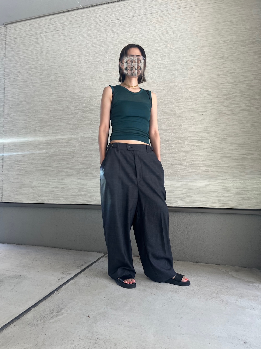 「夏コーデ、ビッグシルエット、おでかけコーデ、パンツスタイル、サンダルコーデ、大人女子、タンクトップコーデ、大人ファッション、ビッグパンツ、初秋コーデ、シンプルスタイル、メガネ女子、緑コーデ、アンスクリア、ドクターマーチンサンダル」｜「INSCRIREのアイテム（スラックス、グレー系）」を使った、おきゅさん（レディース・167cm）の夏コーディネートの1枚目の写真