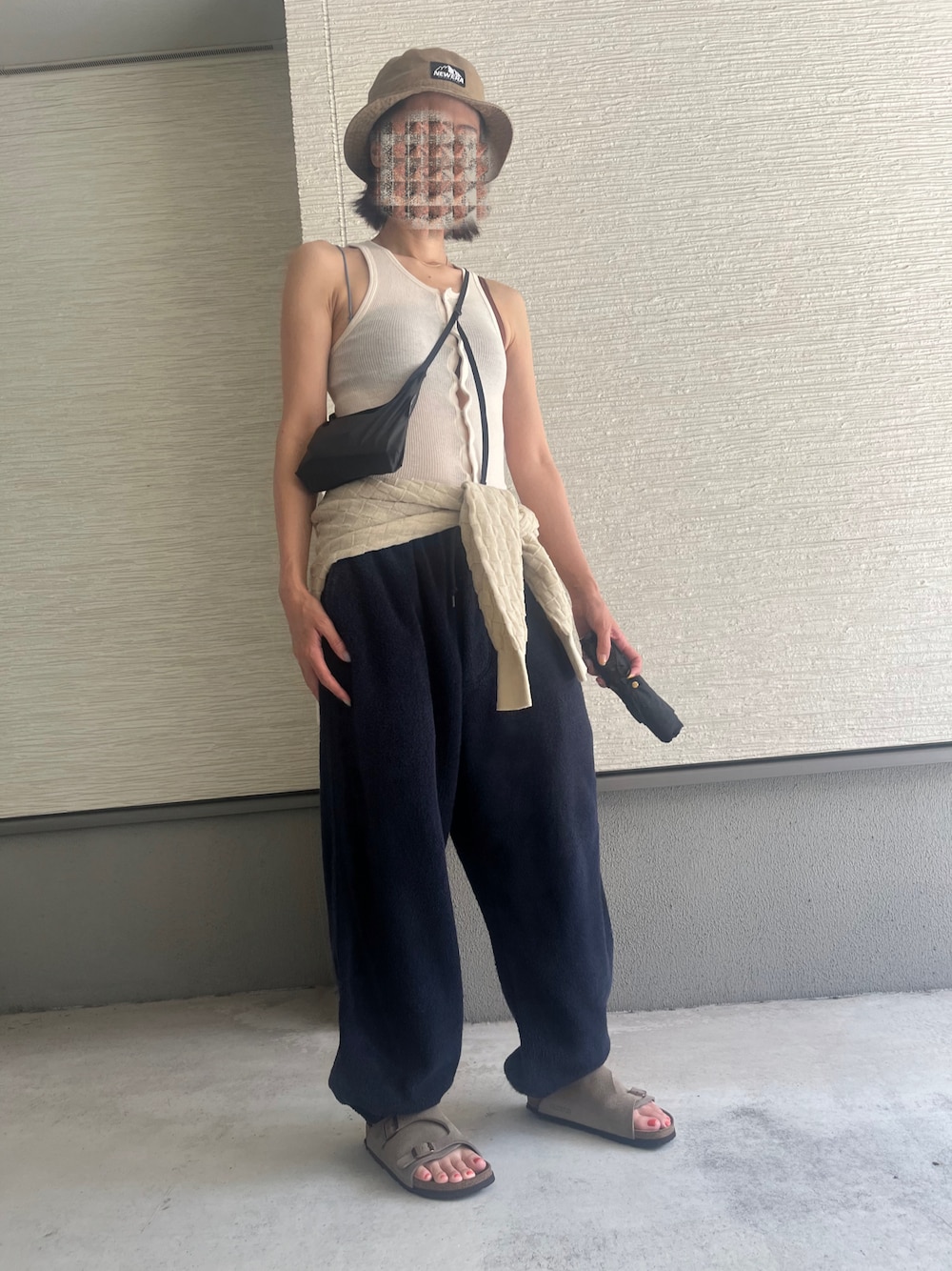 「お出かけコーデ、夏ファッション、おでかけコーデ、夏、ラクチンコーデ、ビルケンシュトック　サンダル、モンベル、オーラリー、大人女子、高身長女子、大人カジュアル、タンクトップ、アツいコーデ全部見せ、ネイビー×ホワイト、スウェットパンツ」｜「BIRKENSTOCKのZURICH SFB/チューリッヒ ソフトフットベッド スエードレザー（WOMEN）（サンダル、ベージュ系）」を使った、おきゅさん（レディース・167cm）の夏コーディネートの1枚目の写真