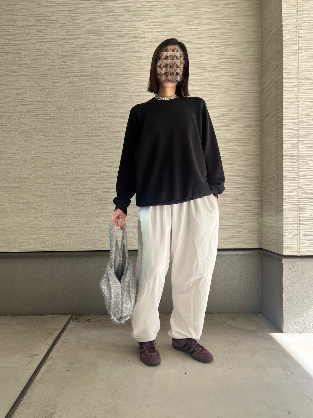 「chanel、パールネックレス、スウェット、アディダススニーカー、キラキラバッグ、パール、古着スウェット、古着MIX、モノトーンコーデ、秋のコーデ、秋服、お洒落さんとつながりたい、いいね、save、フォローお願いします🤑、adidas、カジュアルコーデ」｜「古着のアイテム（スウェット、ブラック系）」を使った、おきゅさん（レディース・167cm）の秋コーディネートの1枚目の写真