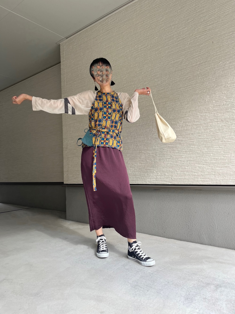 「休日コーデ、秋コーデ、おしゃれさんと繋がりたい、着回しコーデ、スニーカーコーデ、コンバース ハイカット、高身長女子、レイヤードスタイル、スカート、サラマリカ、バーガンディー、シアートップス、TOGA PULLA、バーガンディコーデ、サテンスカート」｜「CONVERSE ALL STARの【CONVERSE/コンバース】CANVAS ALL ATAR HI（スニーカー、ブラック系）」を使った、おきゅさん（レディース・167cm）の秋コーディネートの1枚目の写真