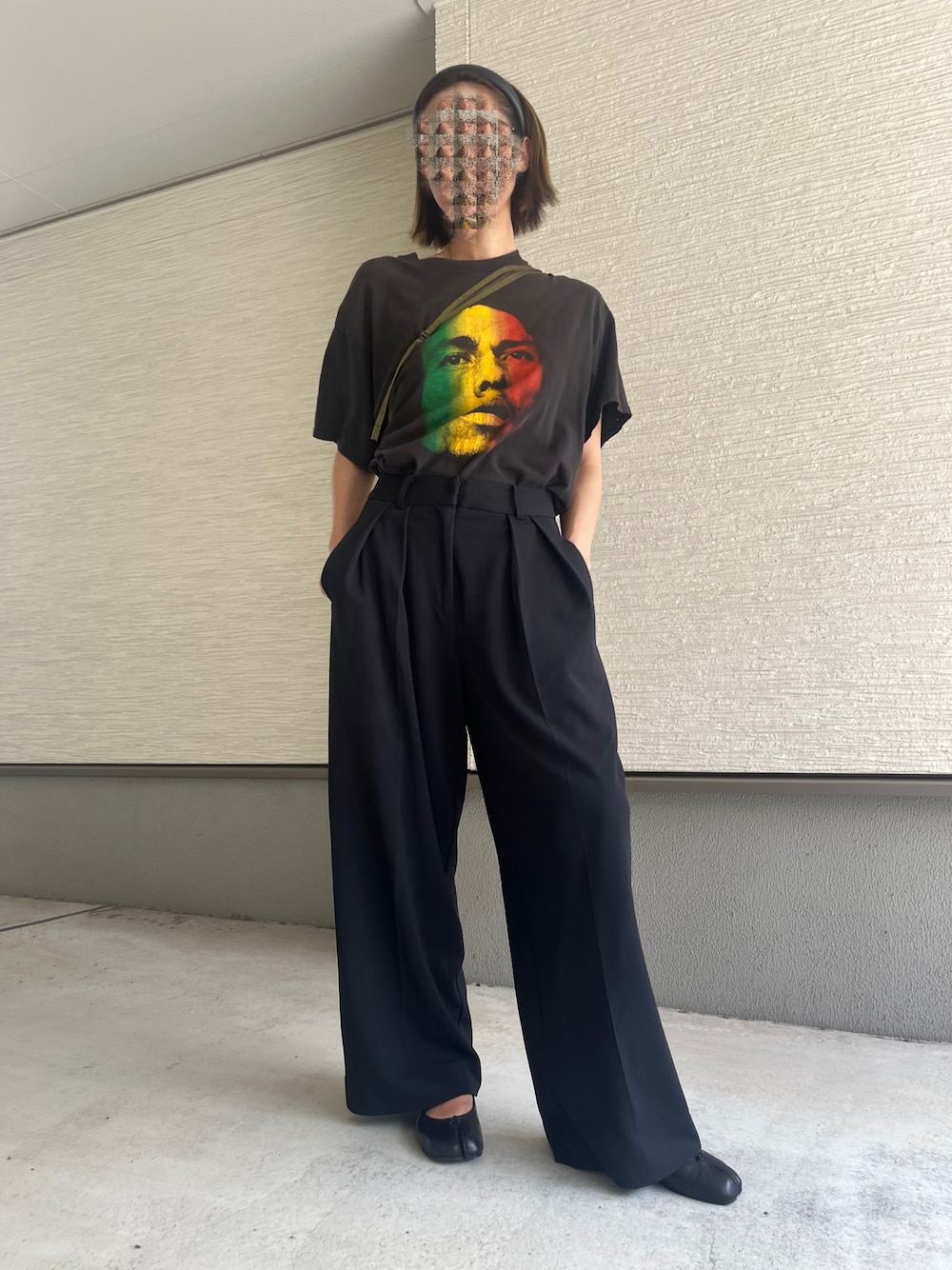 「ボブマーリー、Tシャツ、黒スラックス、スラックス、スラックスパンツ、スラックスコーデ、マルジェラ、古着Tシャツ、オールブラック、夏コーデ、オトナカジュアル、レディースファッション、古着MIX」｜「Maison MargielaのBALLET SHOE（バレエシューズ、ブラック系）」を使った、おきゅさん（レディース・167cm）の夏コーディネートの1枚目の写真