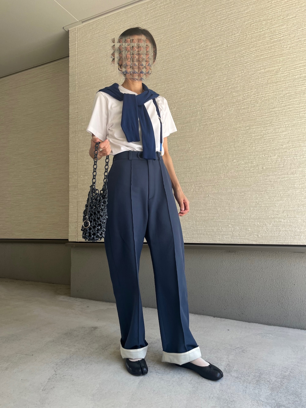 「ファセッタズム、サスペンダー、メゾンマルジェラ、スラックスパンツ、ヘインズ、アニエスベー(agnes b.)、カーディガン肩かけ、ビーフィー、白Tシャツ、サスペンダーパンツ、Tシャツコーデ、シアーソックス、ヘインズTシャツ、トレンドファッション、Tシャツ×スラックス」｜「6の＜6(ROKU)＞ROLL UP PANTS/パンツ（その他パンツ、ブルー系）」を使った、おきゅさん（レディース・167cm）の春コーディネートの1枚目の写真