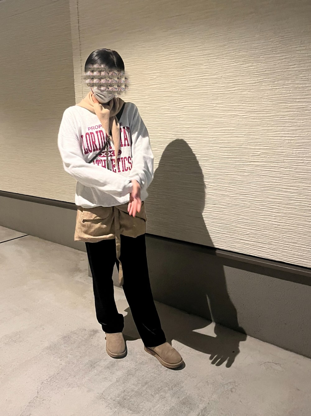 「UGG、オトナカジュアル、カレッジスウェット、ロゴスウェット、古着女子、TOGA XTC、レイヤードスタイル、高身長コーデ、大人カジュアル、トレンドファッション、チェックスカート、スウェットトップス、グレースウェット、エクストリームカシミヤ、ベロアパンツ」｜「UGGのUGG Classic Ultra Mini / アグ クラシック ウルトラ ミニ（ブーツ、ベージュ系）」を使った、おきゅさん（レディース・167cm）の冬コーディネートの1枚目の写真