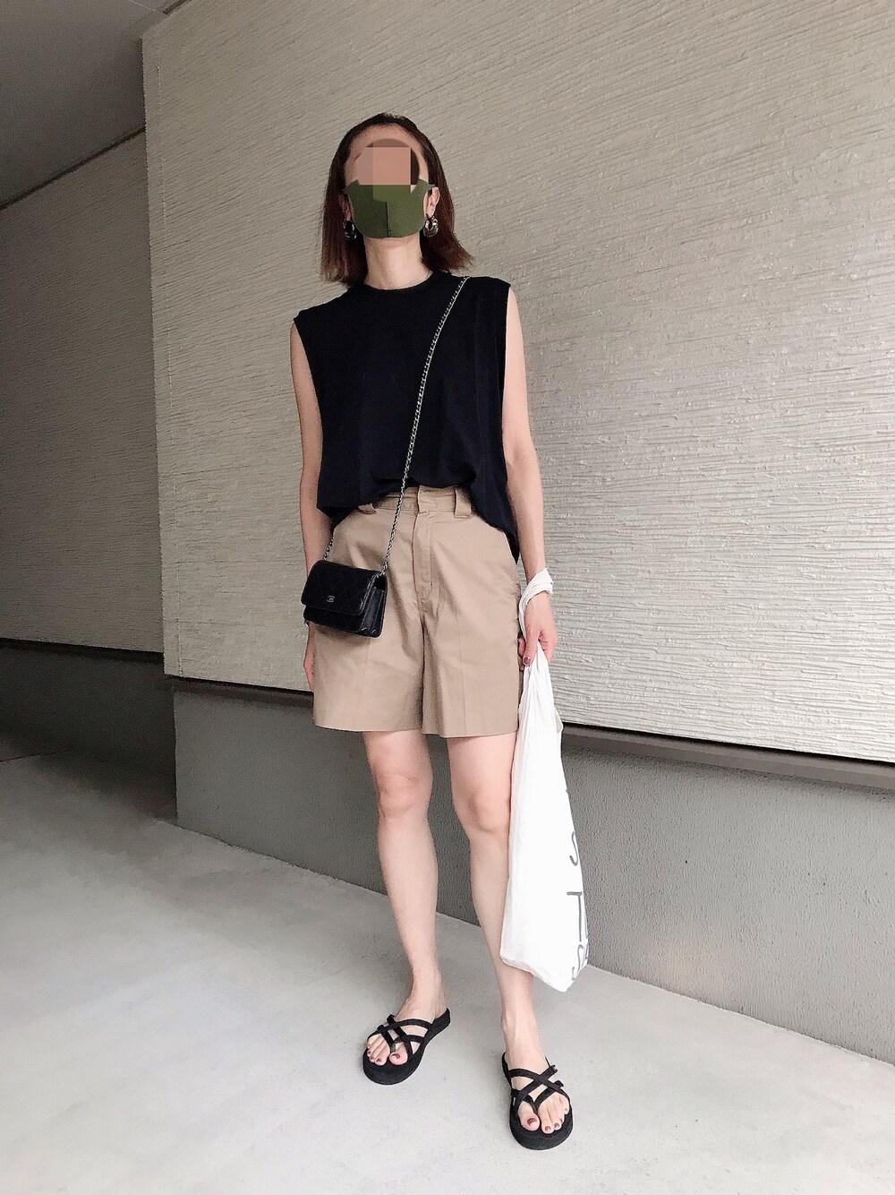 「大人女子、大人カジュアル、夏、ラフ、シャネル、teva、ディッキーズ(Dickies)、ロンハーマン別注、ユニクロマメクロゴウチ、ハーフパンツ」｜「Tevaの【TEVA/テバ】OLOWAHU◆（サンダル、ブラック系）」を使った、おきゅさん（レディース・167cm）の夏コーディネートの1枚目の写真