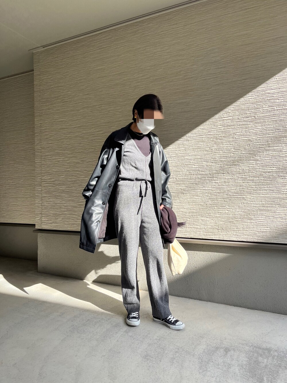 「オトナカジュアル、オトナ女子、冬、サロペット、オールインワン、ニットサロペット、コンバース、エコレザー、TODAYFUL、スニーカー、スニーカーコーデ、白バッグ、モノトーン、モノトーンコーデ、おしゃれさんと繋がりたい」｜「ROSE BUDのアイテム（オールインワン・サロペット、グレー系）」を使った、おきゅさん（レディース・167cm）の冬コーディネートの1枚目の写真