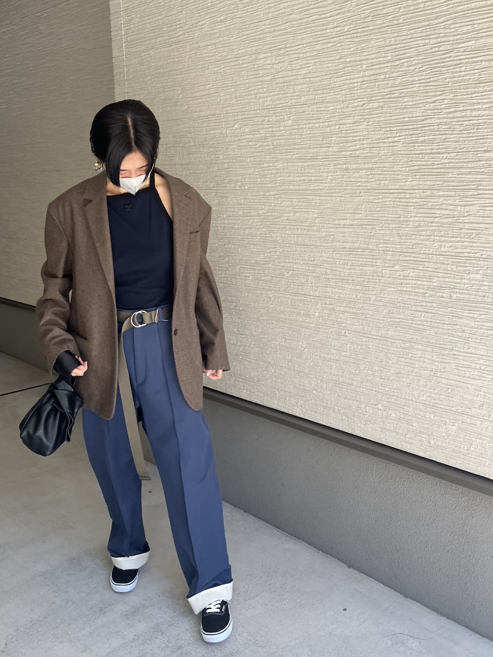 「クレージュ、大人ファッション、ビッグジャケット、ジャケットスタイル、スラックスパンツ、バンズ、スニーカースタイル、オトナカジュアル、ジルサンダー、rokubeauty&youth、いまどきジャケット写真、高身長コーデ、テーラードジャケット、ベルト垂らし、おしゃれさんと繋がりたい」｜「courregesのアイテム（キャミソール、ブルー系）」を使った、おきゅさん（レディース・167cm）の春コーディネートの1枚目の写真