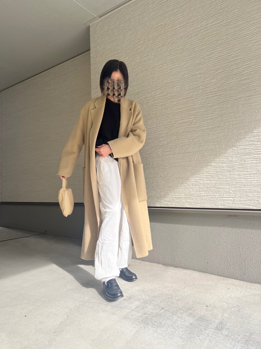 「着回しコーデ、冬、ラフコーデ、スウェットパンツ、ローファー、高身長コーデ、オトナカジュアル、いいね、save、フォローお願いします🤑、ゆるコーデ、秋冬コーデ、おでかけコーデ、今日のコーデ、シンプルスタイル、ニットコーデ、ユニクロコーデ」｜「6の＜6(ROKU)＞コットンウラケパンツ（スウェットパンツ、ホワイト系）」を使った、おきゅさん（レディース・167cm）の冬コーディネートの1枚目の写真