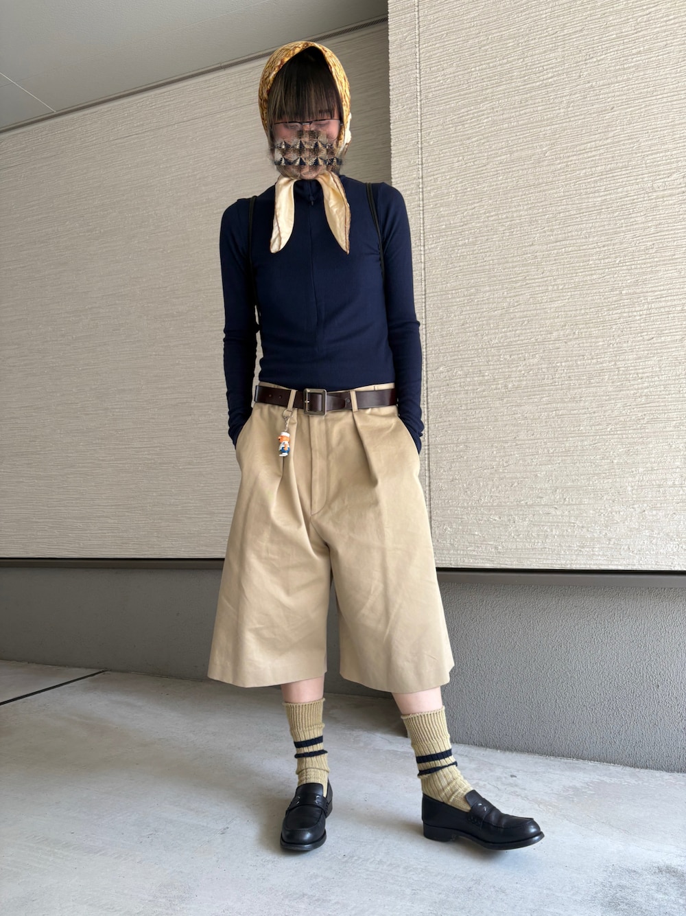 「おでかけコーデ、ストリートMIX、いいね、save、フォローお願いします🤑、おしゃれさんと繋がりたい、おしゃ見えテクニック、タートルネック、タートルネックニット、スカーフ、スカーフスタイル、ハーフパンツ、ハーフジップ、ローファー×靴下、メゾンマルジェラ、Tory Leather、トレンドファッション」｜「Maison Margielaのアイテム（ローファー、ブラック系）」を使った、おきゅさん（レディース・167cm）の春コーディネートの1枚目の写真